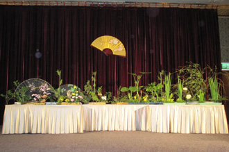 繪畫風格的插花與寫景插花展現於舞台上